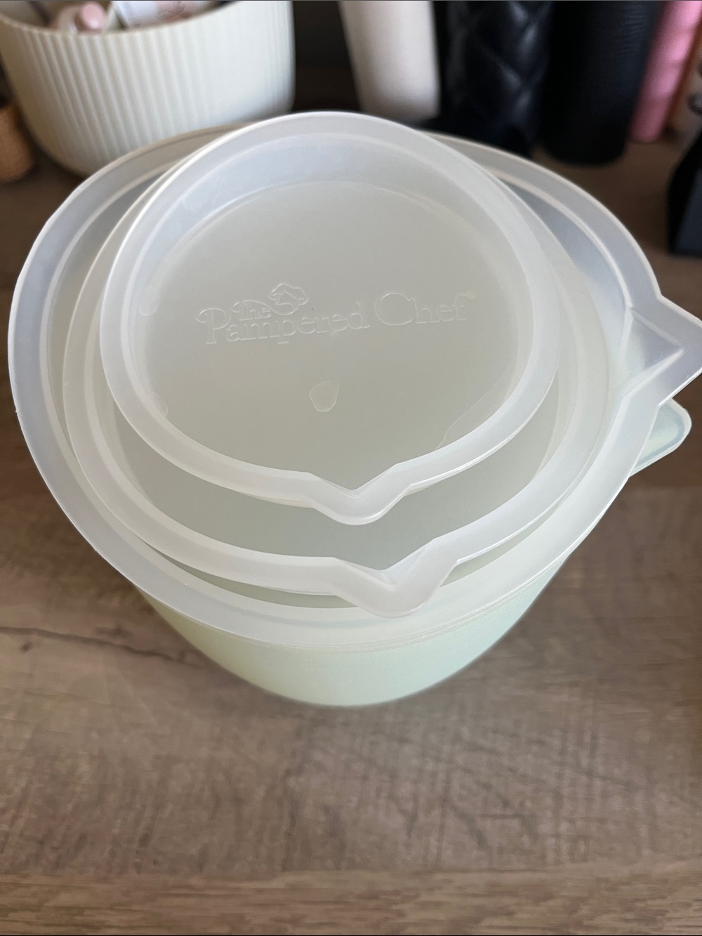 Pampered Chef Pastel Green Nesting Mixing Bowl Set with White Lids